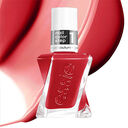 Essie Nagellackflasche in Rot mit weißem Deckel vor Farbmuster – ideal für leuchtende, trendige Maniküren.
